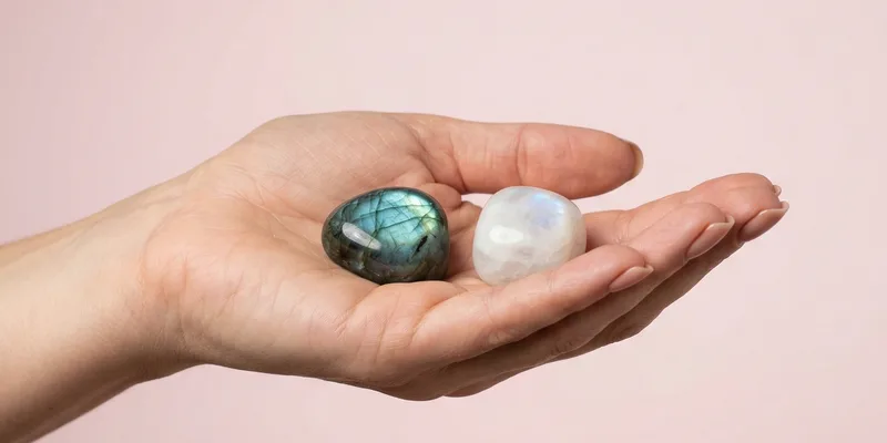 Labradorite vs Moonstone: Which Mystical Crystal Is Right for You?